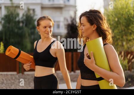 Zwei junge schöne Frauen in Sportkleidung, Sport Training, Gymnastik, Yoga. Gesund Sport Lifestyle Konzept. Frauen Freundschaft Stockfoto