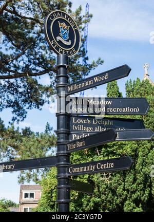 Lokale Richtung Wegweiser in High Street, Chalfont St. Peter, Buckinghamshire, England, Großbritannien Stockfoto