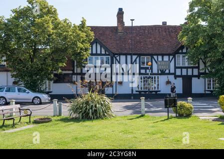 Das öffentliche Haus White Hart aus dem 17. Jahrhundert in Aylesbury End, Beaconsfield, Buckinghamshire, England, Großbritannien Stockfoto