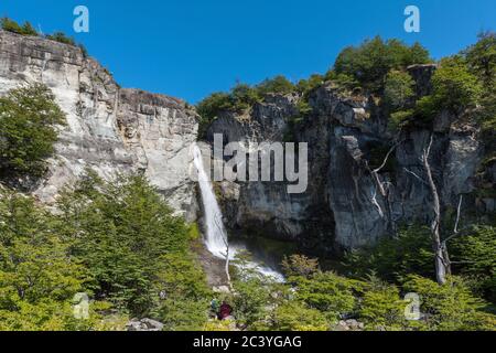 Senda Chorrillo del Salto, Schlucht, Felsen und Wasserfall, El Chalten, Patagonien, Argentinien Stockfoto