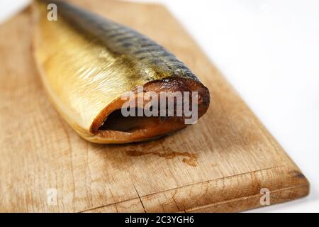 Bild von geräucherter Makrele auf Küchenholzplatte Stockfoto