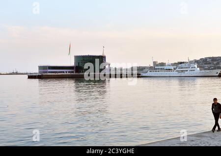 Kaspisches Meer . Yacht Club in Caspian See am Seaside Boulevard. Baku ist die größte Stadt am Kaspischen Meer und der Kaukasus-Region. Baku Boulevard Stockfoto