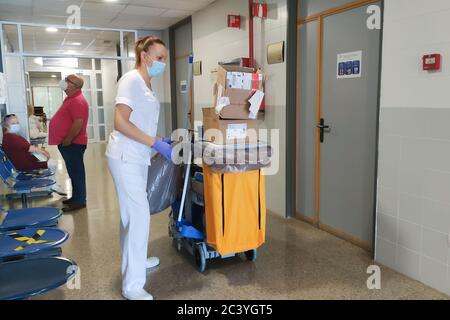 Huelva, Spanien - 16. Juni 2020: Reinigungsservice im Krankenhaus Juan Ramon Jimenez in Huelva, Spanien Stockfoto