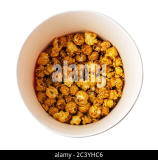 Draufsicht auf Popcorn in einer Box isoliert auf weißem Hintergrund