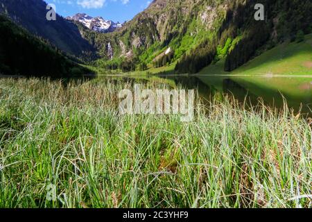 Die herrlichen Schladminger Tauern spiegeln sich an der ruhigen Wasseroberfläche des Steirischen Bodensees, Schladminger Region, Steiermark, Österreich Stockfoto