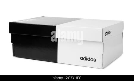 MOSKAU, RUSSLAND - 28. MÄRZ 2020: Adidas Schuhbox mit Logo isoliert auf weißem Hintergrund Stockfoto