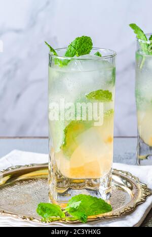 Bramley Apple Gin Cocktail mit Pfefferblüten-Cordial Stockfoto