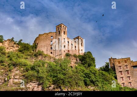 Dolceacqua Schloss in Ventimiglia, Imperia Bezirk, Ligurien, Italien. Mittelalterliche Burg, Castello dei Doria, alte Felsenbefestigung in der ligurischen Riviera. Stockfoto