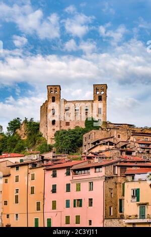 Dolceacqua Schloss in Ventimiglia, Imperia Bezirk, Ligurien, Italien. Mittelalterliche Burg, Castello dei Doria, alte Felsenbefestigung in der ligurischen Riviera. Stockfoto