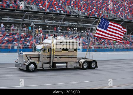 Lincoln, Alabama, USA. Juni 2020. Die Teams der NASCAR Cup Series gehen auf die Strecke für den GEICO 500 im Talladega Superspeedway in Lincoln, Alabama. Kredit: Stephen A. Arce/ASP/ZUMA Wire/Alamy Live Nachrichten Stockfoto