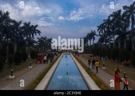 01 January ‎2019, Pinjore Gardens, Chandigarh, Indien. Ein Park mit Brunnen mit schönen blauen Himmel gefüllt mit Menschen von Pinjore Garten in Ambala-S Stockfoto