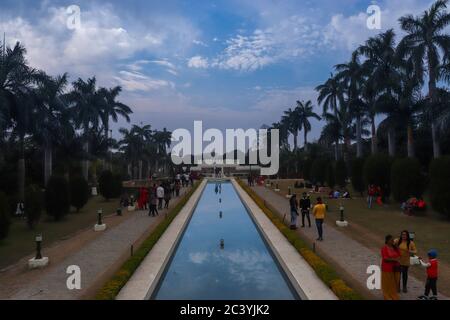 01 January ‎2019, Pinjore Gardens, Chandigarh, Indien. Ein Park mit Brunnen mit schönen blauen Himmel gefüllt mit Menschen von Pinjore Garten in Ambala-S Stockfoto