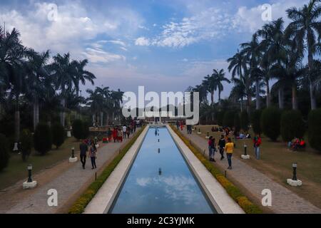 01 January ‎2019, Pinjore Gardens, Chandigarh, Indien. Ein Park mit Brunnen mit schönen blauen Himmel gefüllt mit Menschen von Pinjore Garten in Ambala-S Stockfoto