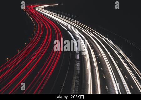 Leichte Wege, die den Verkehr während der Hauptverkehrszeit auf der M27, Hampshire, erfassen. Stockfoto