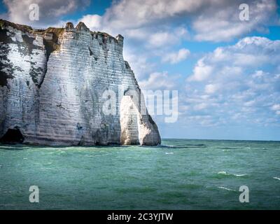 Landschaft von Etretat, großer Ort in Frankreich zu besuchen. Weitwinkel für eine großartige Aussicht, mit lebendigen Farben und gute Beleuchtung Stockfoto