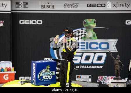 Lincoln, Alabama, USA. Juni 2020. Ryan Blaney (12) gewinnt den GEICO 500 beim Talladega Superspeedway in Lincoln, Alabama. Kredit: Stephen A. Arce/ASP/ZUMA Wire/Alamy Live Nachrichten Stockfoto