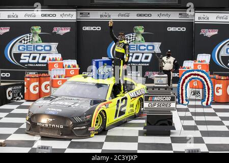 Lincoln, Alabama, USA. Juni 2020. Ryan Blaney (12) gewinnt den GEICO 500 beim Talladega Superspeedway in Lincoln, Alabama. Kredit: Stephen A. Arce/ASP/ZUMA Wire/Alamy Live Nachrichten Stockfoto