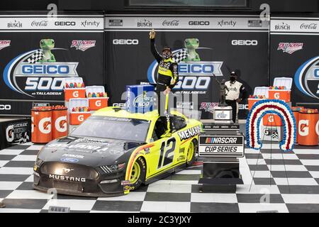 Lincoln, Alabama, USA. Juni 2020. Ryan Blaney (12) gewinnt den GEICO 500 beim Talladega Superspeedway in Lincoln, Alabama. Kredit: Stephen A. Arce/ASP/ZUMA Wire/Alamy Live Nachrichten Stockfoto