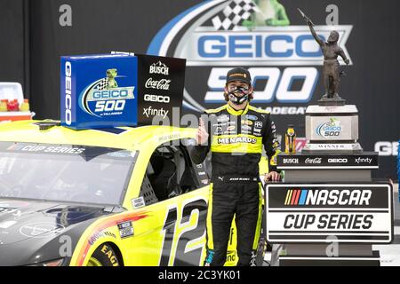 Lincoln, Alabama, USA. Juni 2020. Ryan Blaney (12) gewinnt den GEICO 500 beim Talladega Superspeedway in Lincoln, Alabama. Kredit: Stephen A. Arce/ASP/ZUMA Wire/Alamy Live Nachrichten Stockfoto