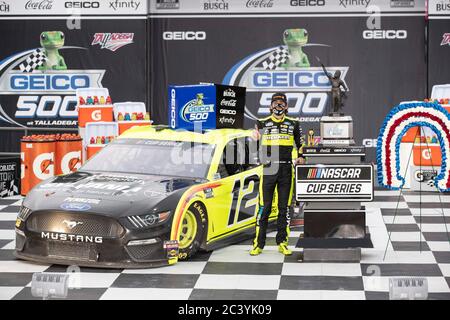 Lincoln, Alabama, USA. Juni 2020. Ryan Blaney (12) gewinnt den GEICO 500 beim Talladega Superspeedway in Lincoln, Alabama. Kredit: Stephen A. Arce/ASP/ZUMA Wire/Alamy Live Nachrichten Stockfoto