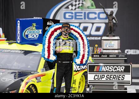 Lincoln, Alabama, USA. Juni 2020. Ryan Blaney (12) gewinnt den GEICO 500 beim Talladega Superspeedway in Lincoln, Alabama. Kredit: Stephen A. Arce/ASP/ZUMA Wire/Alamy Live Nachrichten Stockfoto