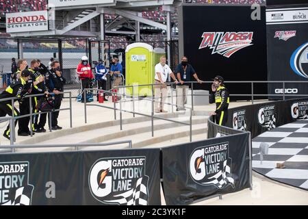 Lincoln, Alabama, USA. Juni 2020. Ryan Blaney (12) gewinnt den GEICO 500 beim Talladega Superspeedway in Lincoln, Alabama. Kredit: Stephen A. Arce/ASP/ZUMA Wire/Alamy Live Nachrichten Stockfoto