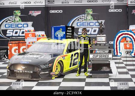 Lincoln, Alabama, USA. Juni 2020. Ryan Blaney (12) gewinnt den GEICO 500 beim Talladega Superspeedway in Lincoln, Alabama. Kredit: Stephen A. Arce/ASP/ZUMA Wire/Alamy Live Nachrichten Stockfoto