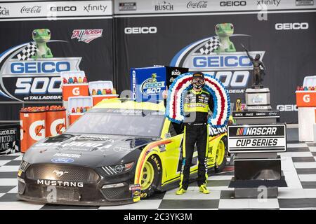 Lincoln, Alabama, USA. Juni 2020. Ryan Blaney (12) gewinnt den GEICO 500 beim Talladega Superspeedway in Lincoln, Alabama. Kredit: Stephen A. Arce/ASP/ZUMA Wire/Alamy Live Nachrichten Stockfoto