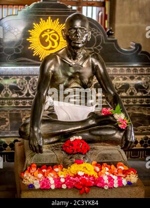 TIRUVANNAMALAI, INDIEN - März 2018, circa. Statue und Bilder an der Wand von Ramana Maharshi in Ashram, großer spiritueller Weise, in der ganzen Welt bekannt Stockfoto
