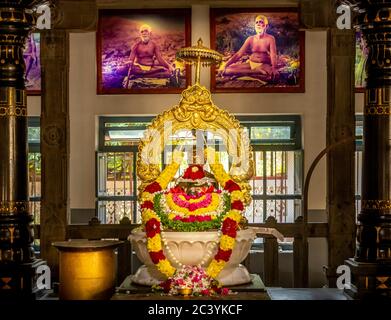TIRUVANNAMALAI, INDIEN - März 2018, circa. Statue und Bilder an der Wand von Ramana Maharshi in Ashram, großer spiritueller Weise, in der ganzen Welt bekannt Stockfoto