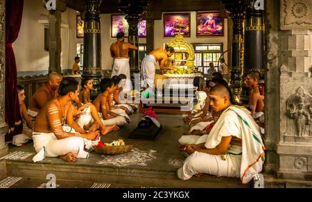 TIRUVANNAMALAI, INDIEN - März 2018, circa. Statue und Bilder an der Wand von Ramana Maharshi in Ashram, großer spiritueller Weise, in der ganzen Welt bekannt Stockfoto