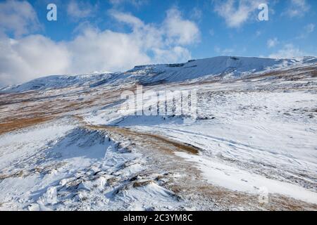 Verschneite Winteransicht entlang Lady Anne Clifford's Way, einem Wanderweg hoch am Upper Eden Valley im Yorkshire Dales National Park Stockfoto