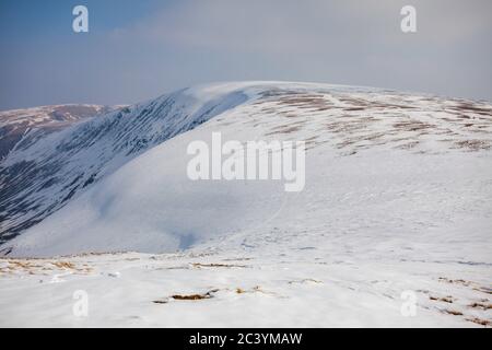 Verschneite Winteransicht des Gipfelkamms der High Street im englischen Lake-Bezirk von Thornthwaite Crag Stockfoto