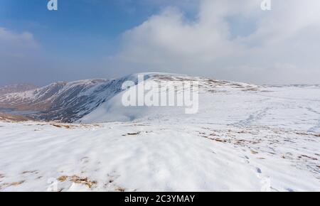 Verschneite Winteransicht des Gipfelkamms der High Street im englischen Lake-Bezirk von Thornthwaite Crag Stockfoto