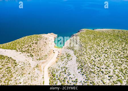 Adriaküste in Kroatien, schöner geheimer Strand in der Nähe der Stadt Vrsi zwischen Steinklippen, Luftbild Stockfoto