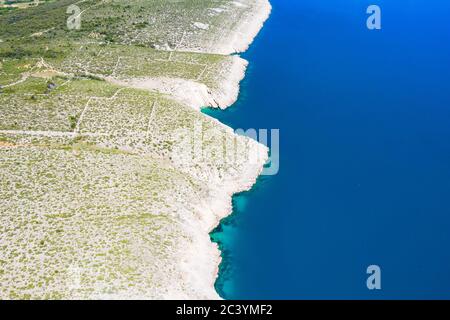 Adriaküste in Kroatien, schöner geheimer Strand in der Nähe der Stadt Vrsi zwischen Steinklippen, Luftbild Stockfoto