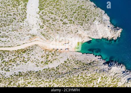 Adriaküste in Kroatien, schöner geheimer Strand in der Nähe der Stadt Vrsi zwischen Steinklippen, Luftbild Stockfoto