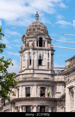Old war Office Building London Sanierung zu Luxus-Hotel & Residenz betrieben von Raffles das erste Haus der Gruppe in Großbritannien. Mitarbeiter mit Sicherheit Stockfoto