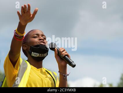 Black Lives Matter Aktivisten versammeln sich in Speaker's Corner, Hyde Park, London, für Reden, bevor sie ihren Weg zum Parliament Square machen. Stockfoto