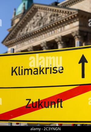 Leipzig, Deutschland. Juni 2020. Umweltschützer protestieren mit Verkehrsschildern vor dem Bundesverwaltungsgericht gegen den Bau der Autobahn 49 am selben Tag verhört das Gericht mehrere Klagen gegen die Pläne für einen Autobahnabschnitt 49 in Mittelhessen. Anklagen wurden vom Bund für Umwelt und Naturschutz Deutschland (Bund) in Hessen sowie mehreren Privatpersonen eingereicht. Quelle: Jan Woitas/dpa-Zentralbild/dpa/Alamy Live News Stockfoto