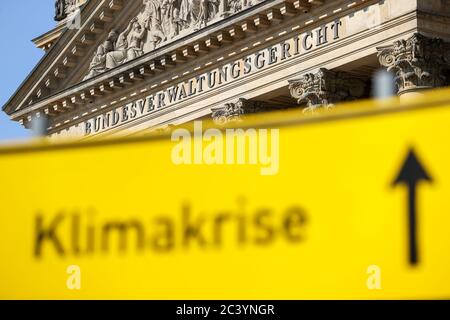 Leipzig, Deutschland. Juni 2020. Umweltschützer protestieren mit Verkehrsschildern vor dem Bundesverwaltungsgericht gegen den Bau der Autobahn 49 am selben Tag verhört das Gericht mehrere Klagen gegen die Pläne für einen Autobahnabschnitt 49 in Mittelhessen. Anklagen wurden vom Bund für Umwelt und Naturschutz Deutschland (Bund) in Hessen sowie mehreren Privatpersonen eingereicht. Quelle: Jan Woitas/dpa-Zentralbild/dpa/Alamy Live News Stockfoto