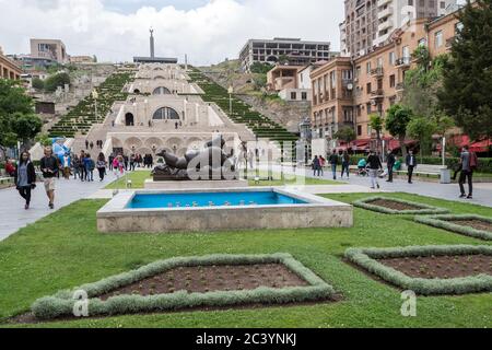 Fernando Botero, Mujer Fumando un Cigarrillo (Frau Rauchen einer Zigarette), + Park, The Cascade, das Cafesjian Museum of Modern Art, Jerewan, Armenien Stockfoto