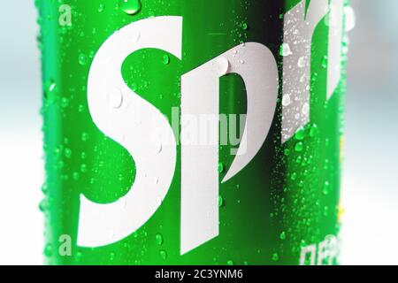 Tjumen, Russland-20. Mai 2020: Sprite kohlensäurehaltige Getränkekänze Logo mit Wassertropfen in der Nähe. Stockfoto