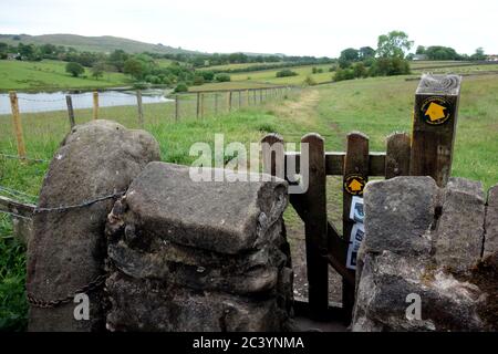 Holztor & Stile in der Trockensteinmauer bei Foulridge Upper Reservoir auf dem East Colne Way in Colne, Pendle, Lancashire, England, Großbritannien, Stockfoto