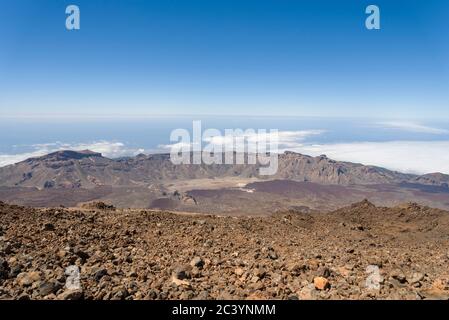 Blick vom Teide Las Canadas Caldera Vulkan mit erstarrter Lava. Teide Nationalpark Berglandschaft über den Wolken. Teneriffa, Kanarische Inseln, S. Stockfoto