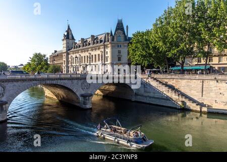 Paris, Frankreich - 1. Juni 2020: Boot mit Touristen beladen segeln auf der seine, im Herzen von Paris, in der Nähe der Kathedrale Notre Dame Stockfoto