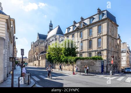 Paris, Frankreich - 26. Mai 2020: Blick auf die Rückseite der Kirche St. Etienne du Mont in Paris Stockfoto