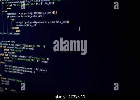 Virenquellcode. Schädlicher Skript-Quellcode, der die Dateien auf dem pc des Opfers verschlüsselt. Codezeilen wichtiger Software für die Cybersicherheit Stockfoto