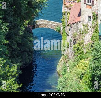 Mittelalterliche Steinbogenbrücke. Nesso - Italien, Ferienort Comer See. Stockfoto