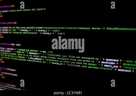 Ransomware-Quellcode. Schädlicher Skript-Quellcode, der Dateien auf dem pc des Opfers verschlüsselt. Codezeilen wichtiger Software für die Cybersicherheit Stockfoto